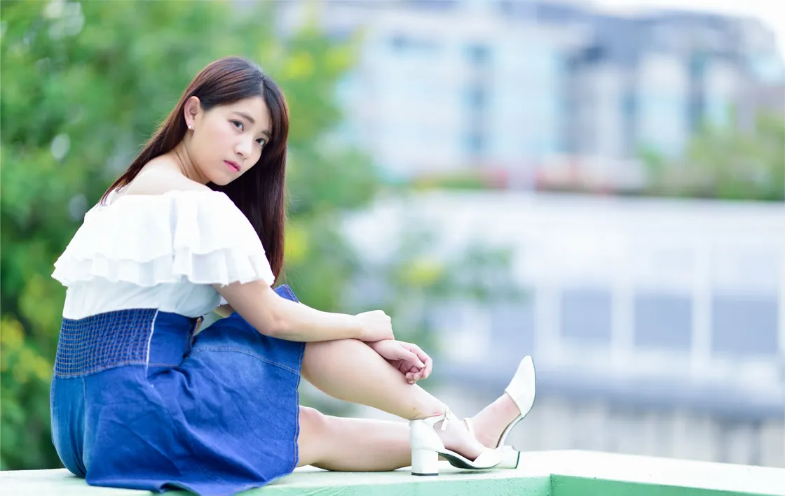 [爱美足] NO.168 姍姍 牛仔短裙涼高美腿 街拍
