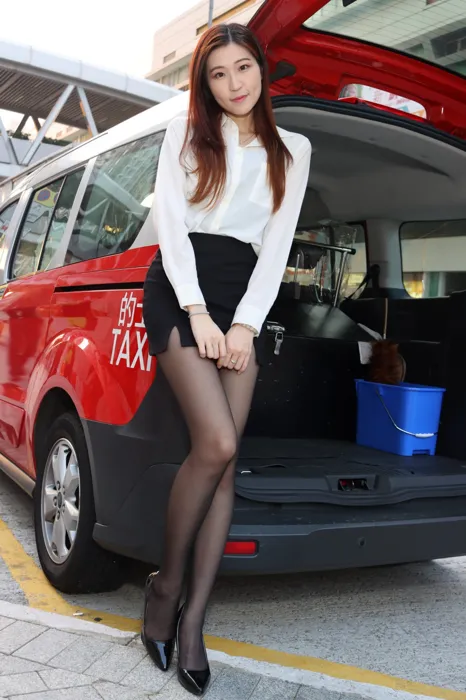 [爱美足] NO.024 长腿美模Rita Li 性感造型外拍 街拍