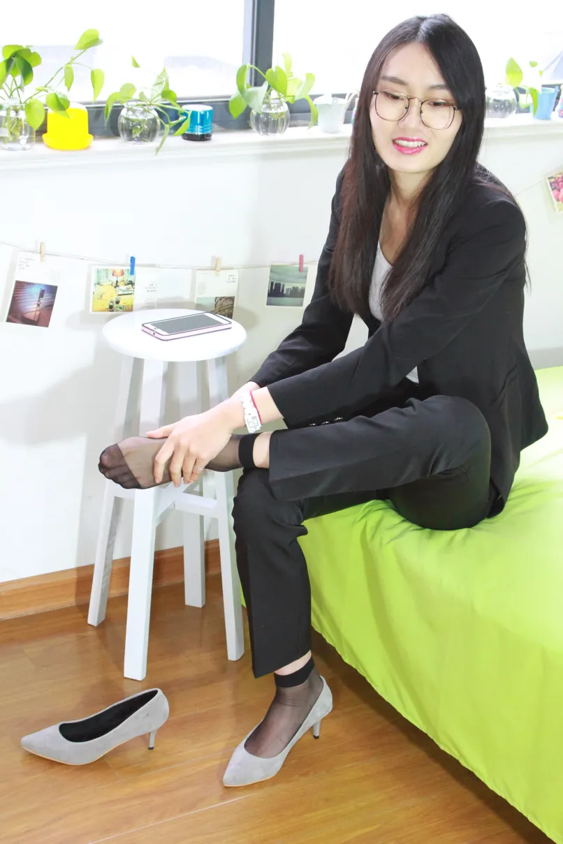 [爱美足] NO.027 马上就要踏入社会的小姐姐一身职业装清爽美丽 街拍#[90P]-1