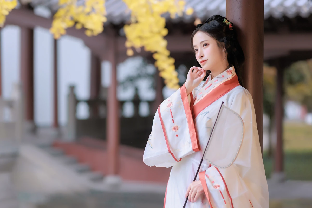 [YITUYU] 2023.01.10 Vol.2886 – Ginkgo in the Rain little demon with eyes#[24P]-1