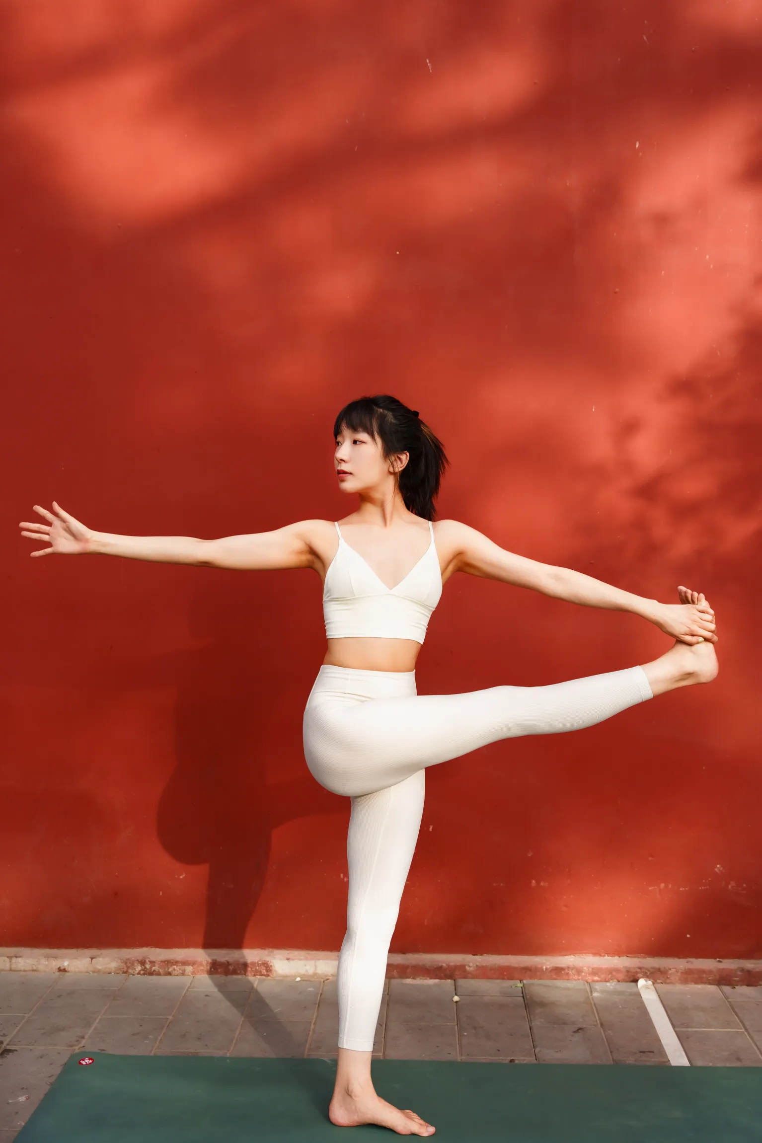 [艺图语] 2022.12.01 Vol.2575 – 瑜伽与红墙 梦梦#[23P]-2