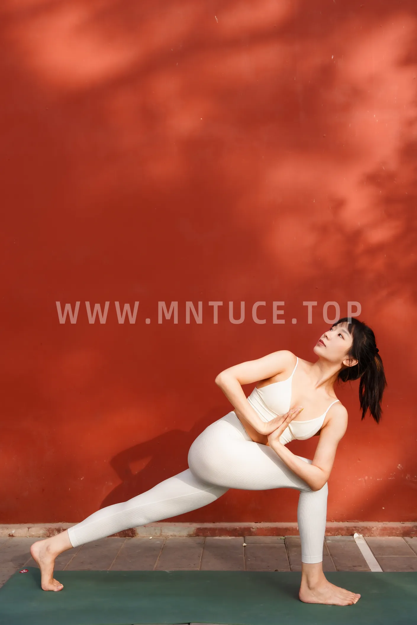 [艺图语] 2022.12.01 Vol.2575 – 瑜伽与红墙 梦梦#[23P]-7