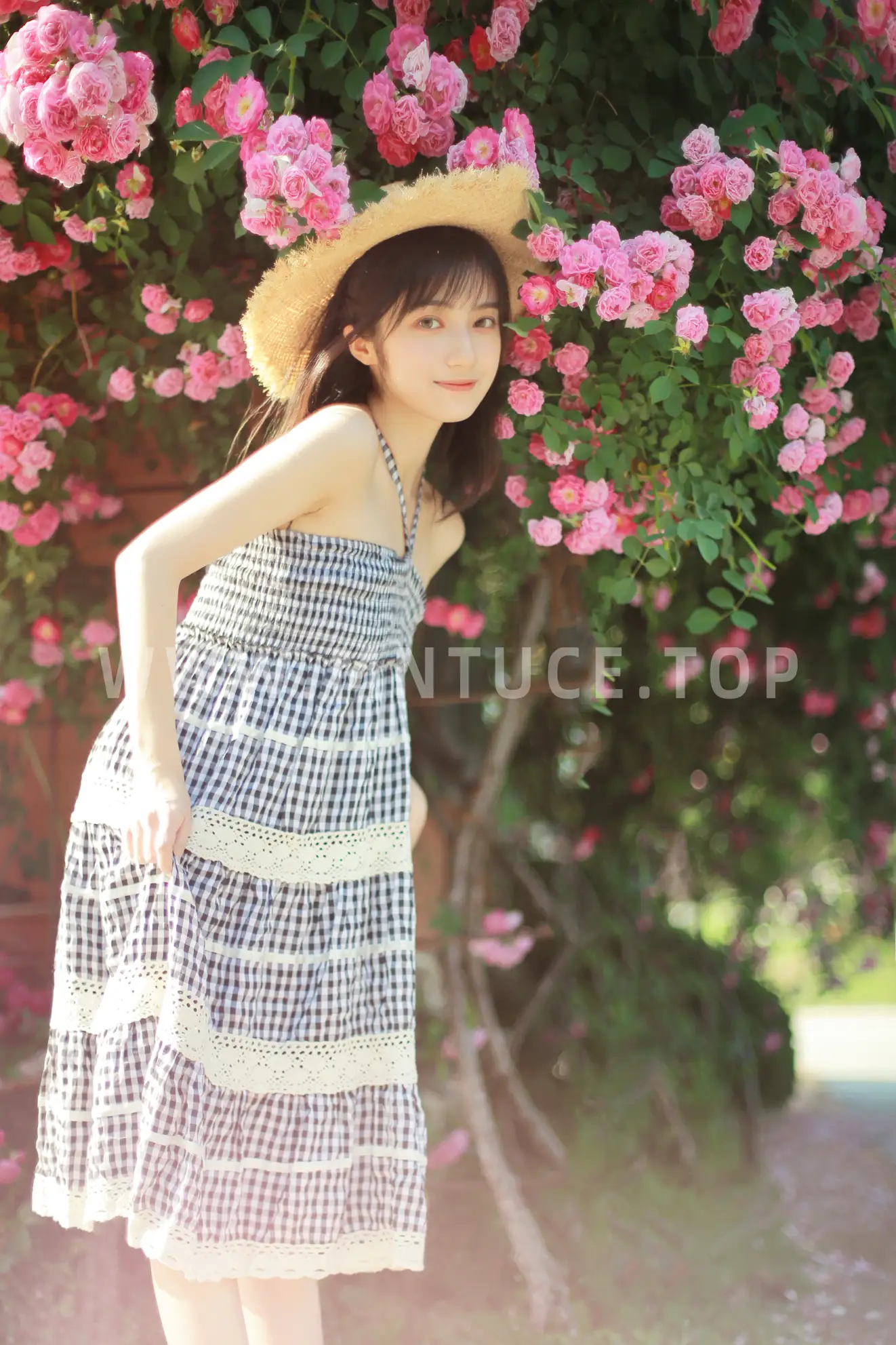 [艺图语] 2022.05.18 Vol.0917 – 蔷薇迟开 月半了吧#[28P]-28