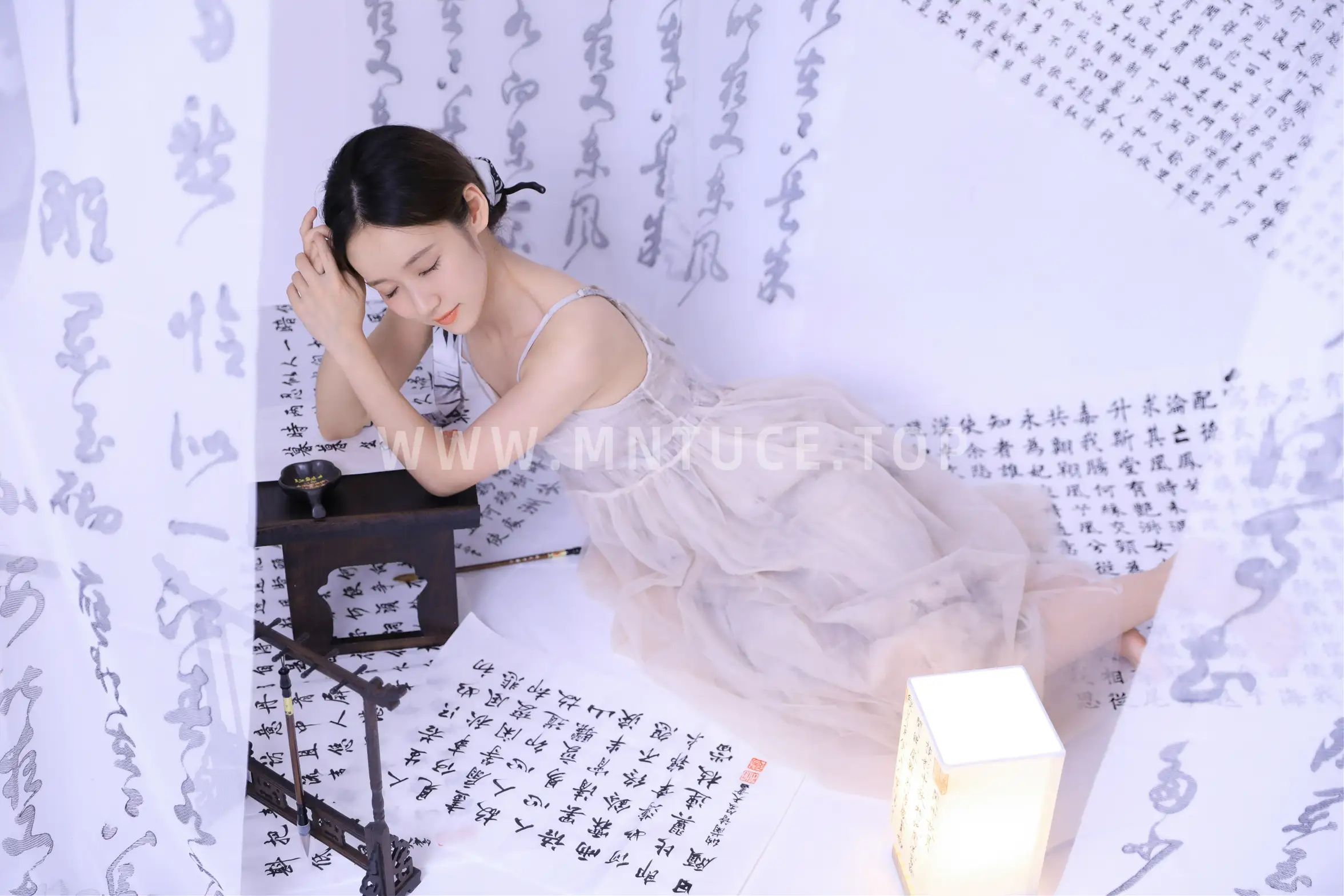 [艺图语] 2022.11.12 Vol.2424 – 坐看闲庭听书语 不爱奶糖#[26P]-14